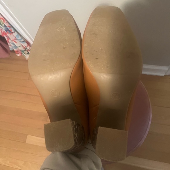 Tan mules with alligator print heels - Picture 3 of 3